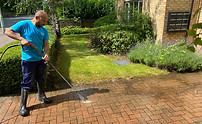 The 赌球平台推荐. - Operative using a pressure washer.jpeg
